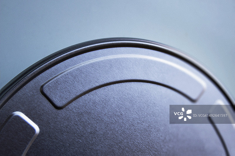 电影胶片罐顶部的特写镜头图片素材