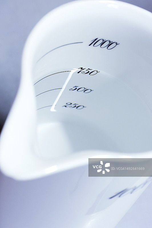 化学实验室中的量杯图片素材