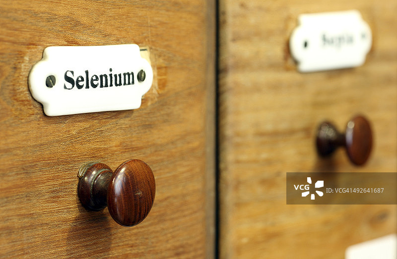 药房中装有化学元素硒的木制抽屉图片素材