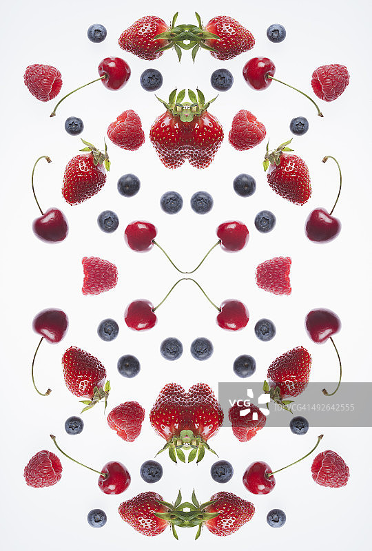镜像排列的混合莓果和樱桃数字合成图图片素材