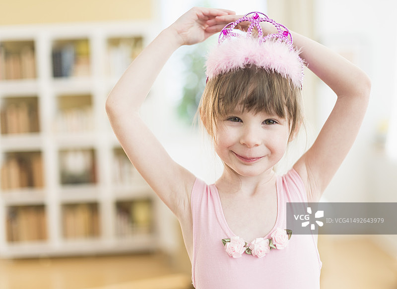 4-5岁女孩穿着芭蕾舞裙在客厅跳舞，美国新泽西州泽西市图片素材