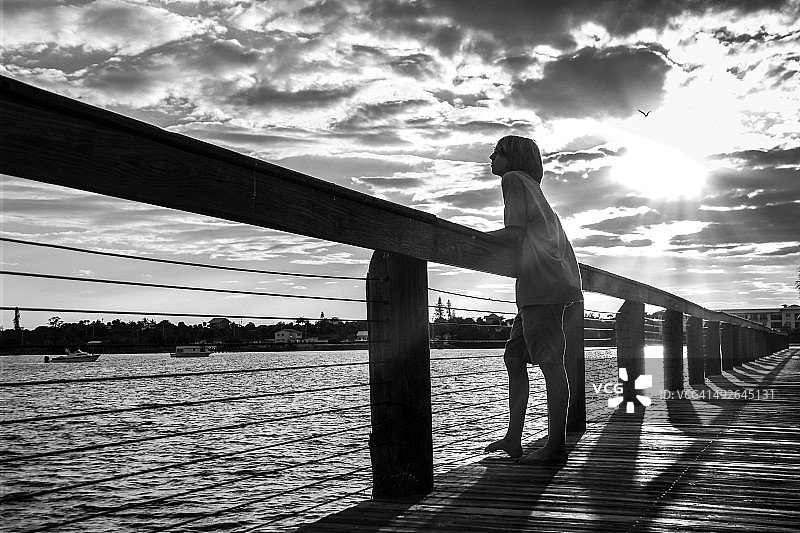 在木板路上图片素材