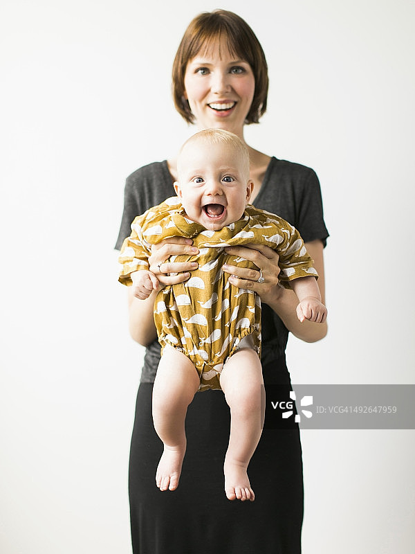 母亲与男婴（2-5个月）的写真人像图片素材