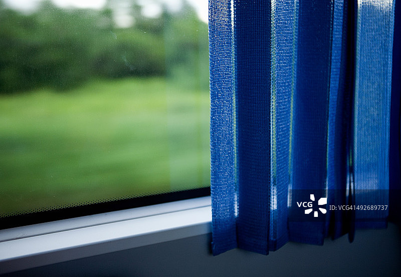 马来西亚米里市巴士上的蓝色窗帘图片素材