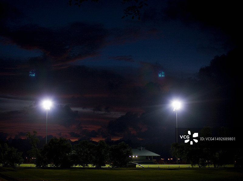 夜晚的体育场，文莱斯里巴加湾市图片素材