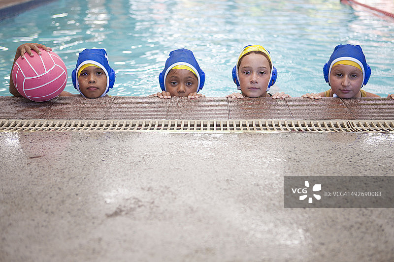 三位女学生水球运动员的肖像图片素材