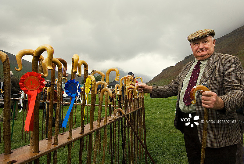 颁奖后男人拄着拐杖图片素材