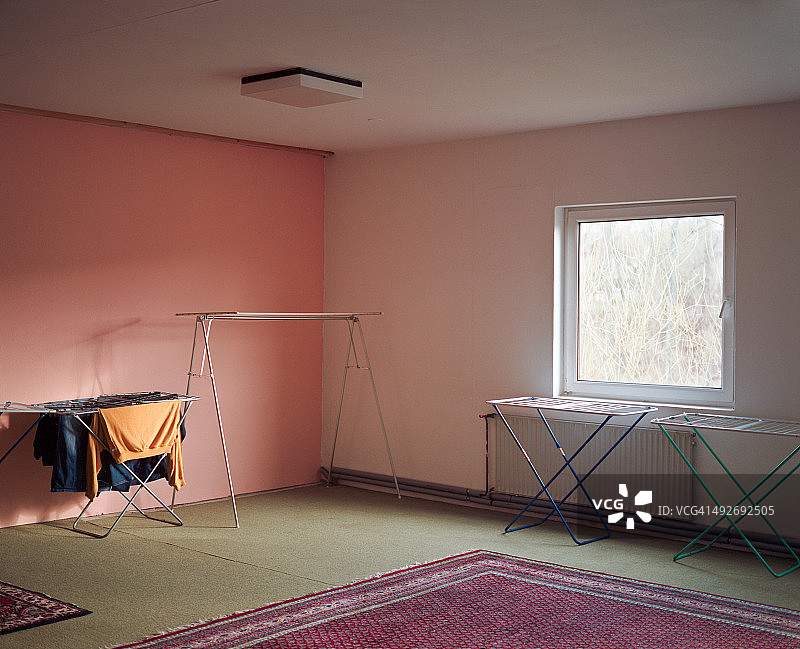 空房间里晾晒的衣物图片素材