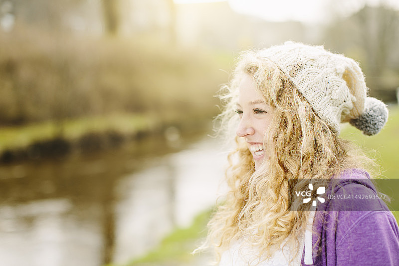 乡村河流边微笑的少女的肖像图片素材
