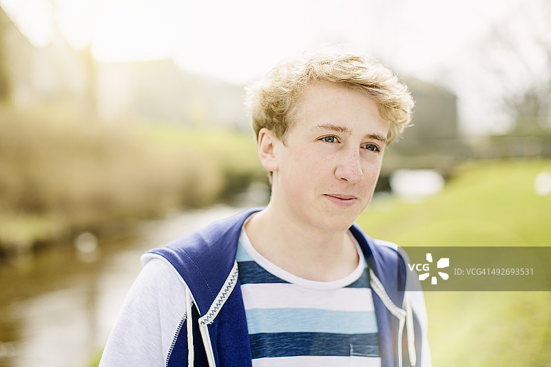 乡村河流旁的少年肖像图片素材