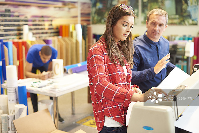 在数码印刷厂工作的女人图片素材