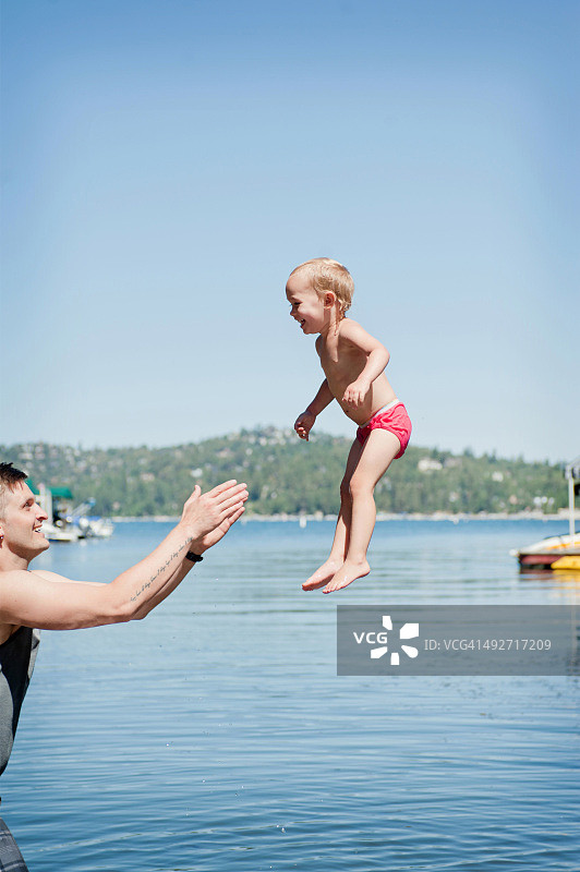 父亲半空中接住女童图片素材