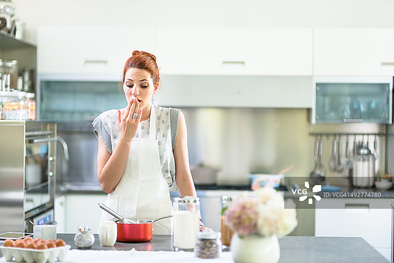 女人在厨房里烤蛋糕图片素材