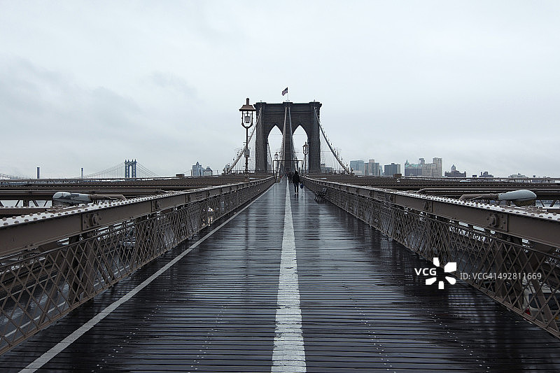 雨中的布鲁克林大桥图片素材