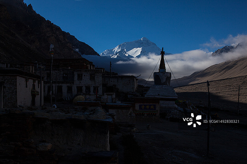 西藏的白色塔和珠穆朗玛峰图片素材