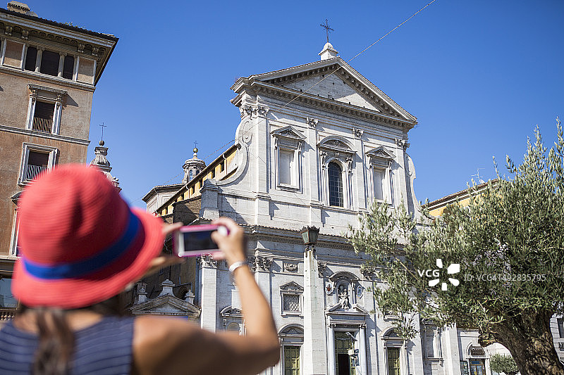 在梵蒂冈城拍照的女人图片素材
