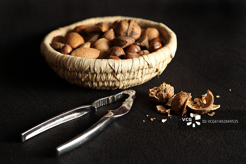 破裂的胡桃图片素材