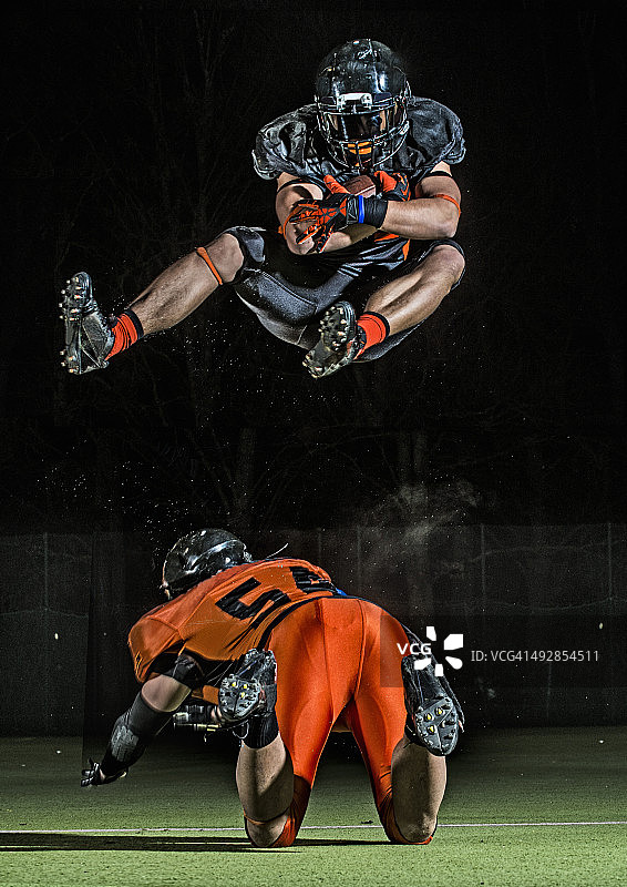 跳跃在空中的美式橄榄球运动员图片素材