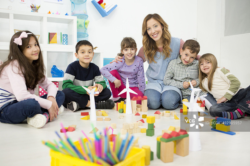 在幼儿园制作纸风车的孩子们图片素材