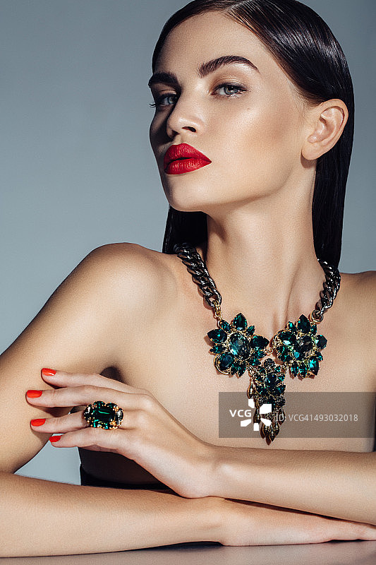 年轻漂亮的女人图片素材