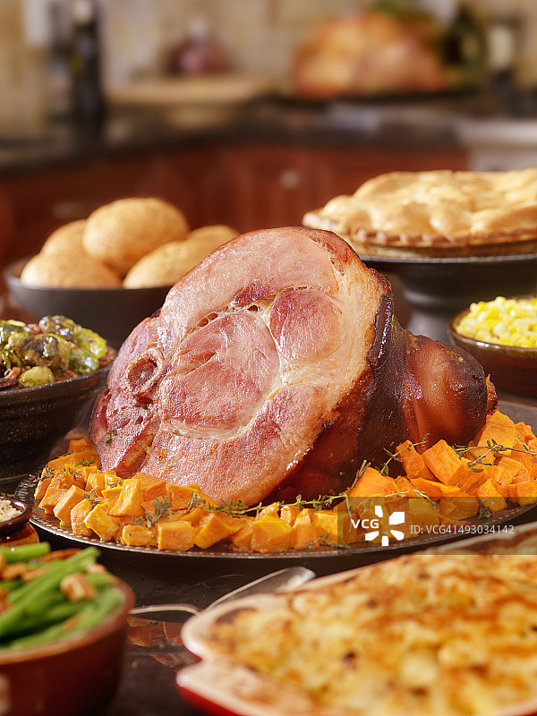 配有各种配菜的火腿晚餐图片素材