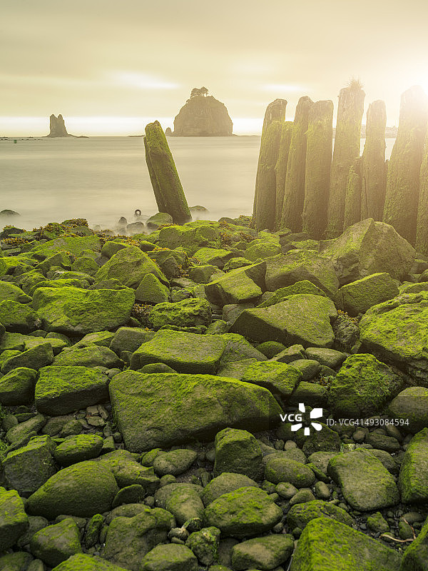 美国拉普什海滩日落时分的岩石海滩图片素材