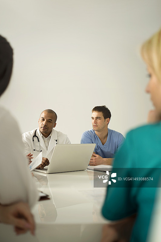 医生团队在办公室开会图片素材