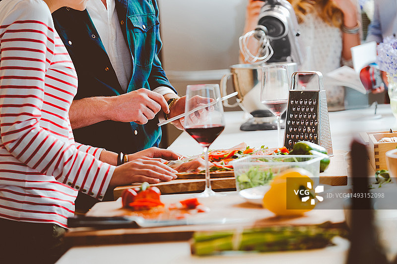 情侣准备披萨，手部特写图片素材