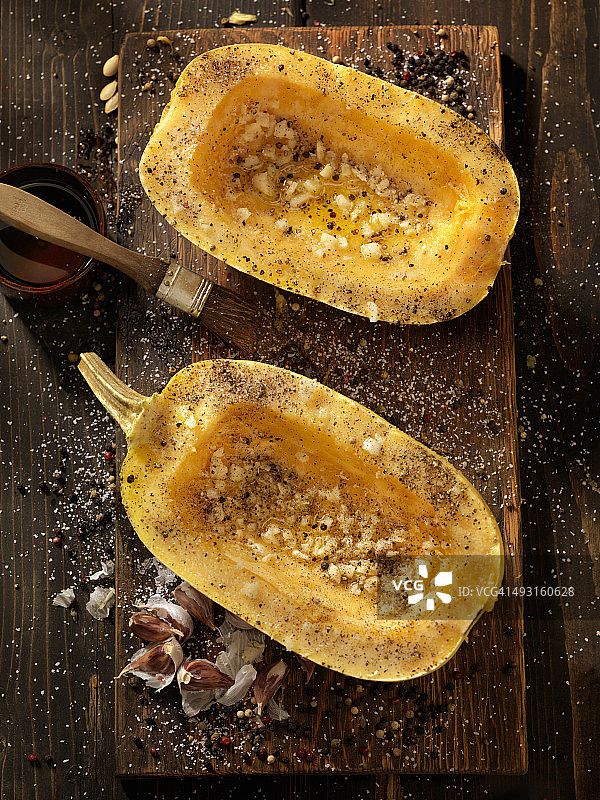 配蒜香黄油的新鲜意大利面图片素材