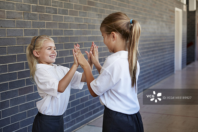 闺蜜玩拍手游戏，欢声笑语图片素材