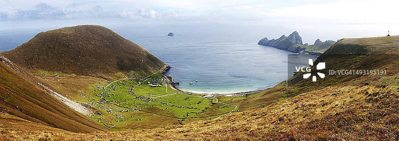 晴朗的一天俯瞰乡村海湾图片素材