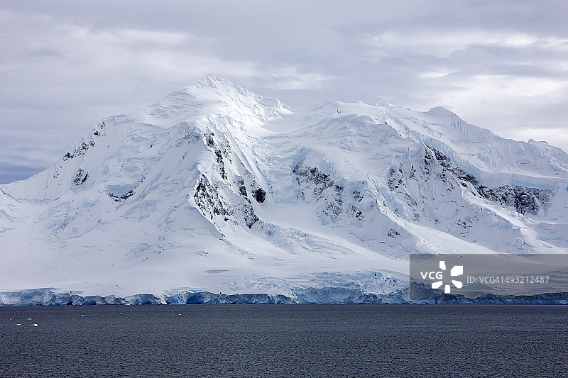 安弗斯岛山脉的雪景图片素材
