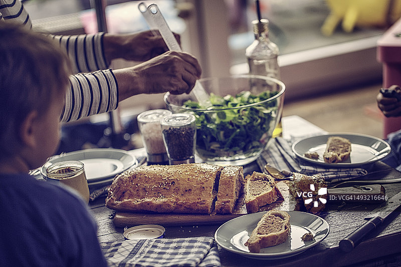 品尝蛤蟆钻洞肉馅饼图片素材