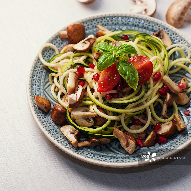 西葫芦面配蘑菇和石榴籽图片素材