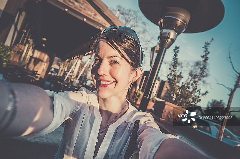 在公路旅行中自拍的女人图片素材