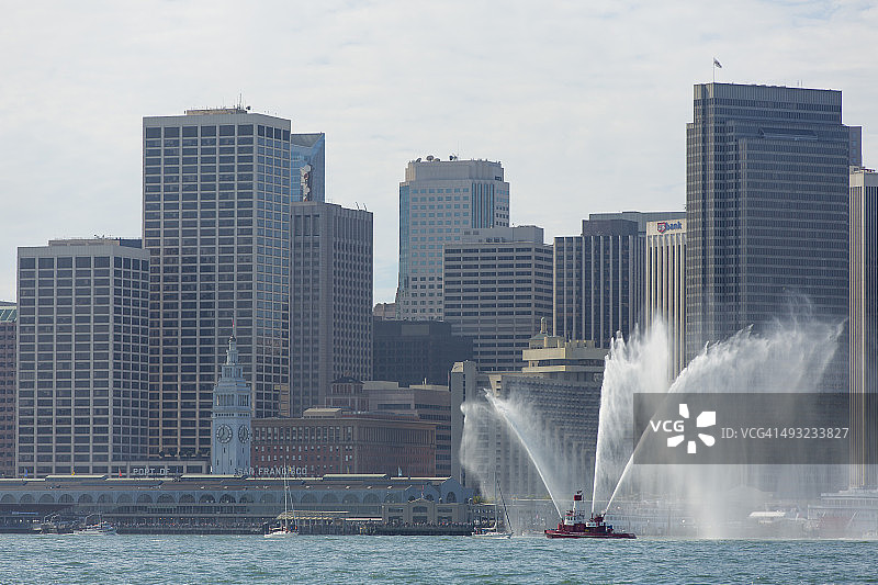 旧金山港口前的消防船图片素材