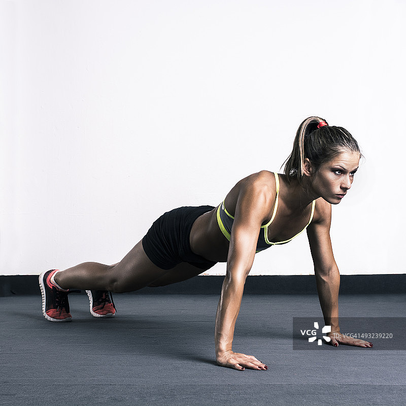 女人做俯卧撑图片素材
