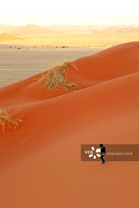 在纳米比亚苏索斯维利红色沙丘上行走的儿童图片素材