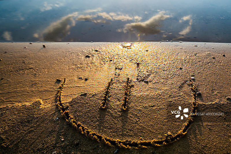 沙滩上手写的微笑图片素材