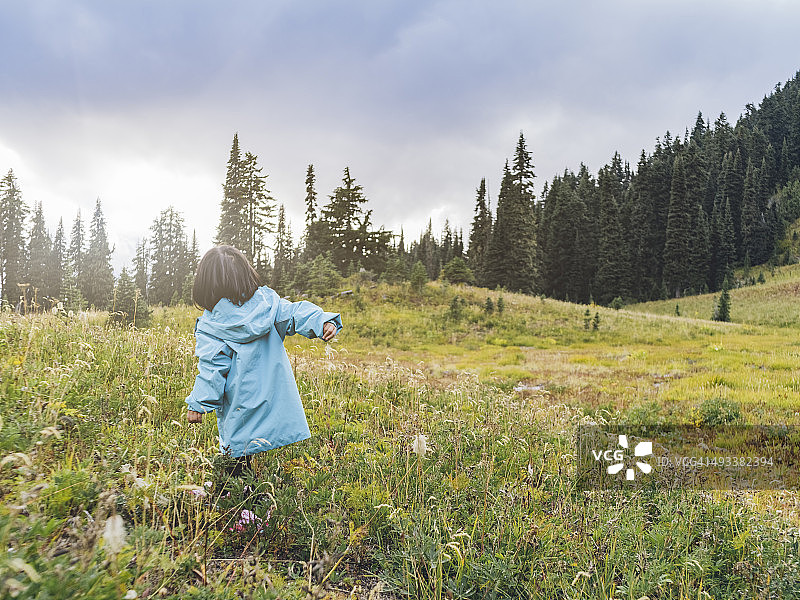 在雷尼尔山徒步的亚洲小女孩图片素材