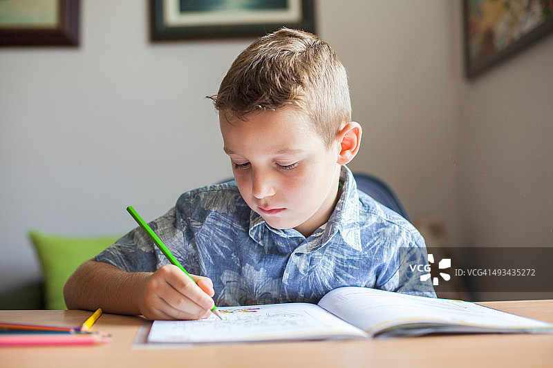 男孩做作业图片素材