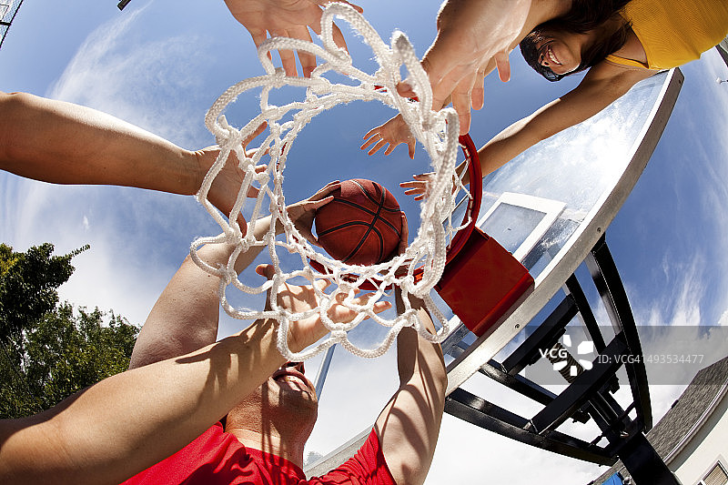 一起打篮球的年轻人图片素材