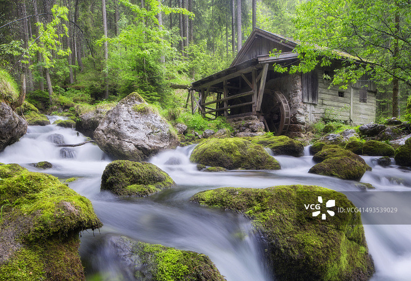 春季欧洲阿尔卑斯山的旧磨坊图片素材