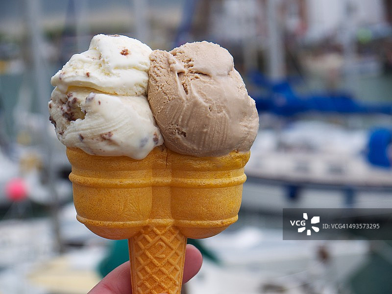 双层冰淇淋甜筒图片素材