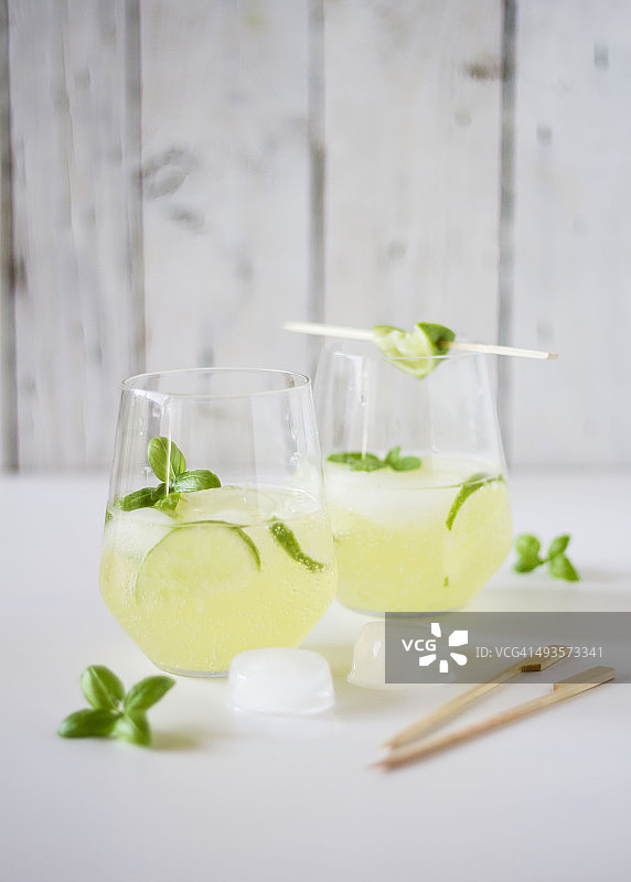 新鲜罗勒青柠柠檬水图片素材
