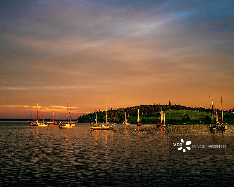 日落时分Lunenburg港口的帆船图片素材