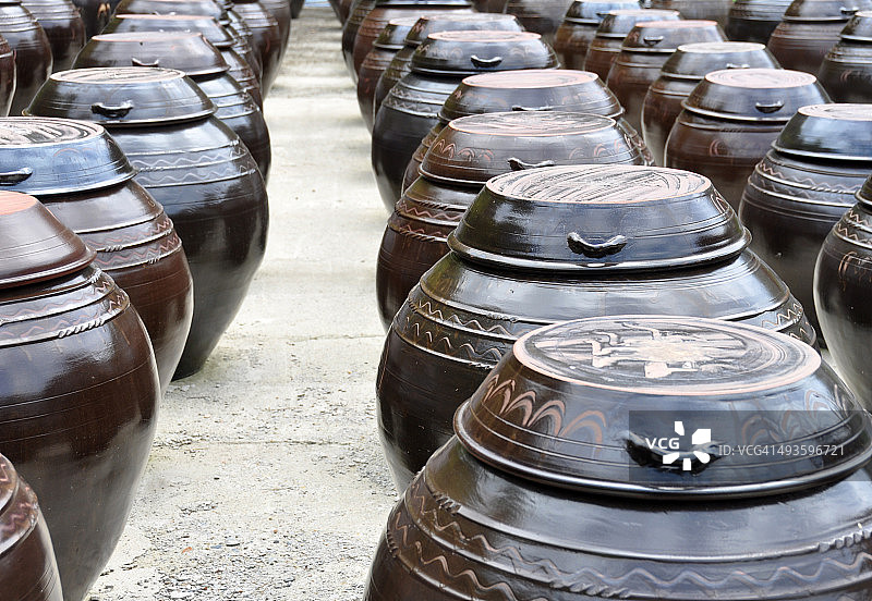 成排的韩国泡菜坛子图片素材