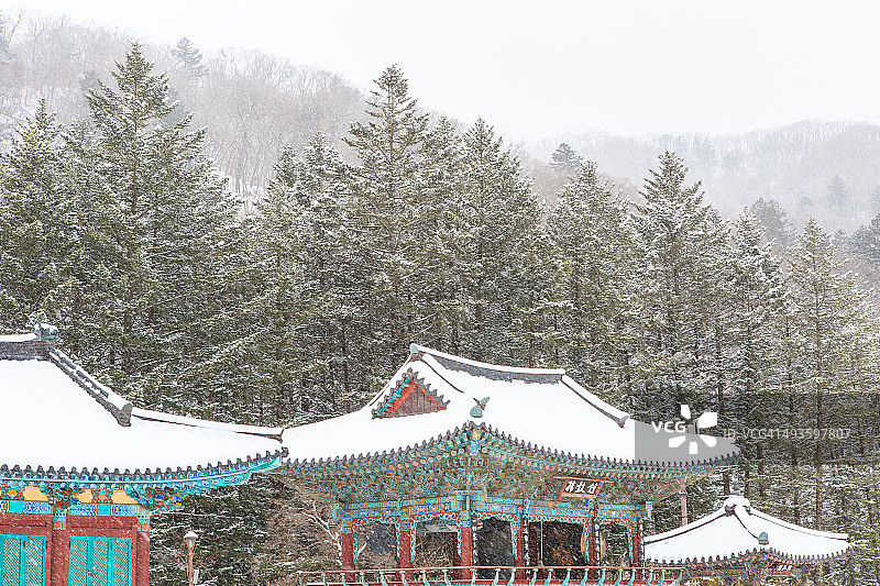 雪覆盖的寺庙景观图片素材