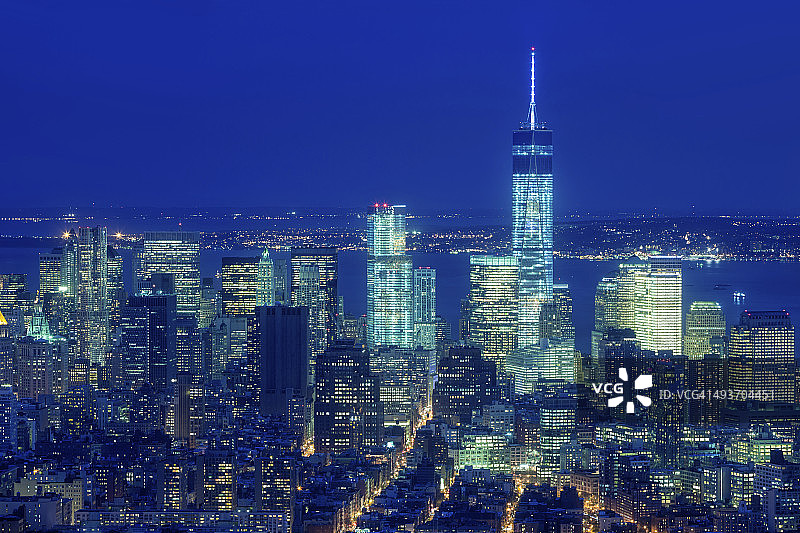 纽约曼哈顿金融区夜景：自由塔图片素材