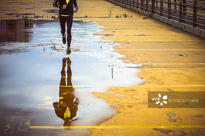 年轻人在黄色停车场上奔跑图片素材